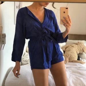 klarblå jumpsuit  - supersommrig och fin blå jumpsuit, bandet i midjan är justerbart, perfekt till sommaren! fråga om ni undrar något, köparen står för frakten:) 