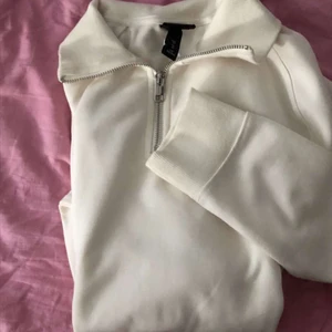 Vit Sweatshirt  - Aldrig använd i super bra skick, storlek s men ska vara lite oversized. Frakt tillkommer annars möts jag upp i Stockholm<3