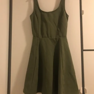 Grön klänning  - Säljer nu denna fina gröna sommarklänning i strl 36 (S) som är använd 1 gång så den är i ny skick!!🤩 köparen står för frakten.