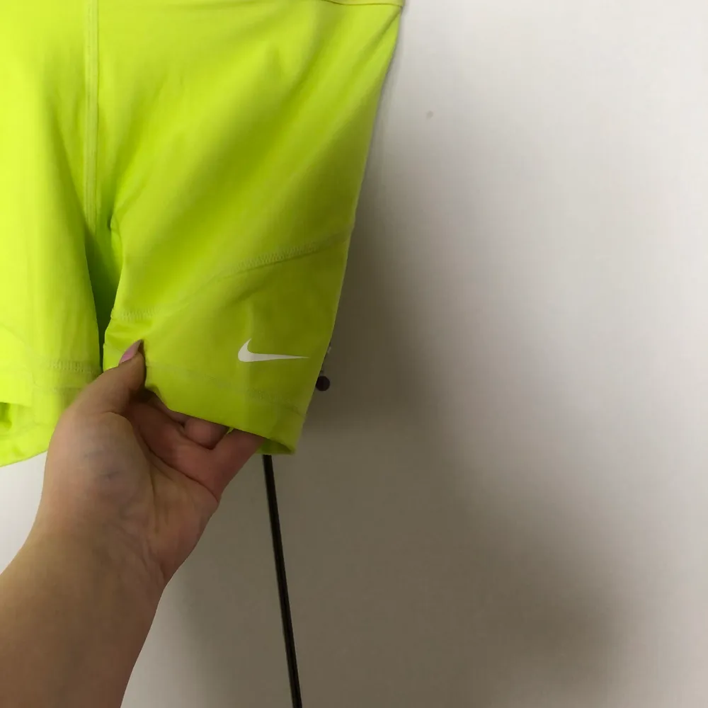 Jättefina Nike shorts i storlek L men skulle passa M också. Säljes på grund av att jag inte kan ha dem längre, jättefin gul grön färg🥰🌻 150 kr inklusive frakt. Shorts.