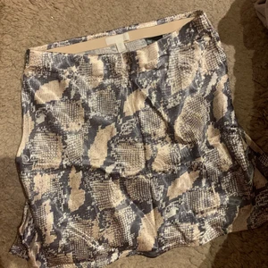 Sidenkjol  - Siden kjol med ormmönster från H&M i storlek M, köparen står för frakt