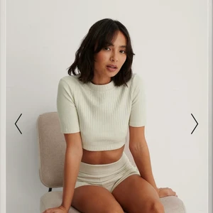 Kort T-shirt storlek s - Fin kort T-shirt från nakd som ej kommer till användning och har nästan aldrig använts. 