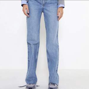 Säljer dessa snygga högmidjade raka jeans från Zara! De är i en perfekt ljusblå färg i Strl 34. Pris exklusive frakt💛