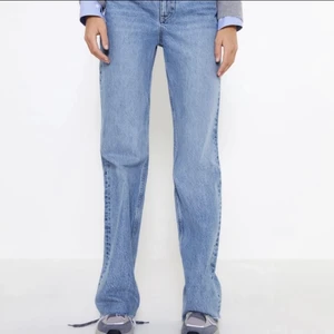 Blå Jeans Zara Strl 34  - Säljer dessa snygga högmidjade raka jeans från Zara! De är i en perfekt ljusblå färg i Strl 34. Pris exklusive frakt💛