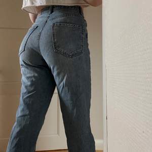 high waist ankle cut mom jeans från gina tricot storlek 34. mina absolut favorit jeans men dom har blivit för små för mig :(