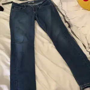 Ett par blåa 710 Levi’s jeans i storlek 30. Använt ett antal gånger. Ett litet hål vid låret men annars fint skick, därav priset. Köparen står för frakten. 