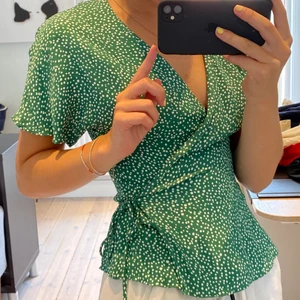 Omlottblus - Jättefin nästan helt oanvänd omlottblus från & other stories