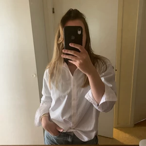 Vit skjorta  - En vit skjorta i strl S. Preci som ny, utan fläckar eller tecken på användning 