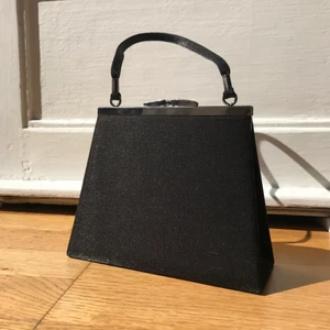 Mini bag - Mindre väska i skimrande svart! 