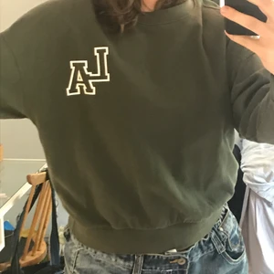 Tröja - Mörkgrön collegetröja med ”LA” på framsidan. Storlek M. Säljer då den inte används. 80kr +frakt