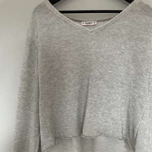 Stickad grå tröja - Jätte söt tröja från pull and bear men knytningar vid ärmarnas slut. Är i mycket bra skick💕
