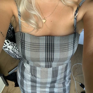 Klänning  - Söt klänning nu till sommaren, säljer pga att den inte kommer till användning. Den är inte stretchig i tyget. ❤️