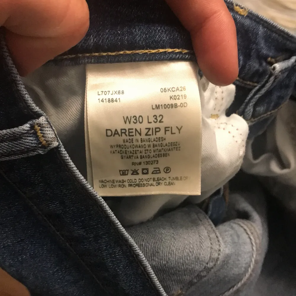 Ett par lee jeans som är straight i modellen. Dom är 30 i midja och 32 i längd. Har andvänt dom typ 4 gånger men dom är typ som nya. Den är ganska liten i storlek. Köpte dom för 800. Jeans & Byxor.