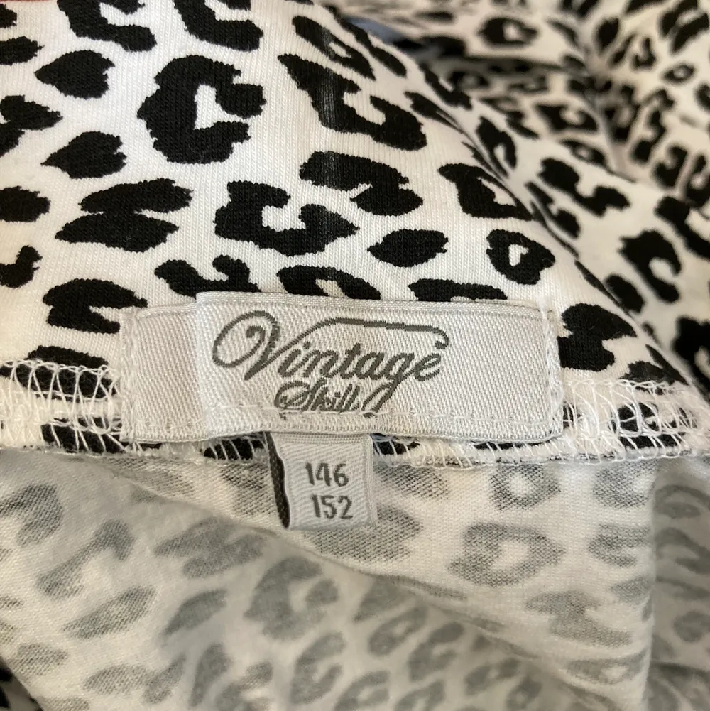 En svartvit kort leopard kjol i storlek 146/152. Men den är väldigt stretchig, så den är som en XS/S. Använd ett fåtal gånger och är i bra skick. Köparen står för frakt 🤍. Kjolar.