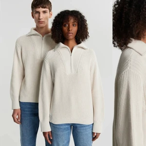 Ari knitted sweater  - Den snygga och sköna tröjan från Gina som är helt slutsåld. Säljer pga köpte två. Sitter super fint och är PERFEKT nu på sommarkvällar. Sitter riktigt snyggt (oversized) om man normalt är en XS-M. Gick upp till storlek L just på grund av detta. Kom med bud. :)