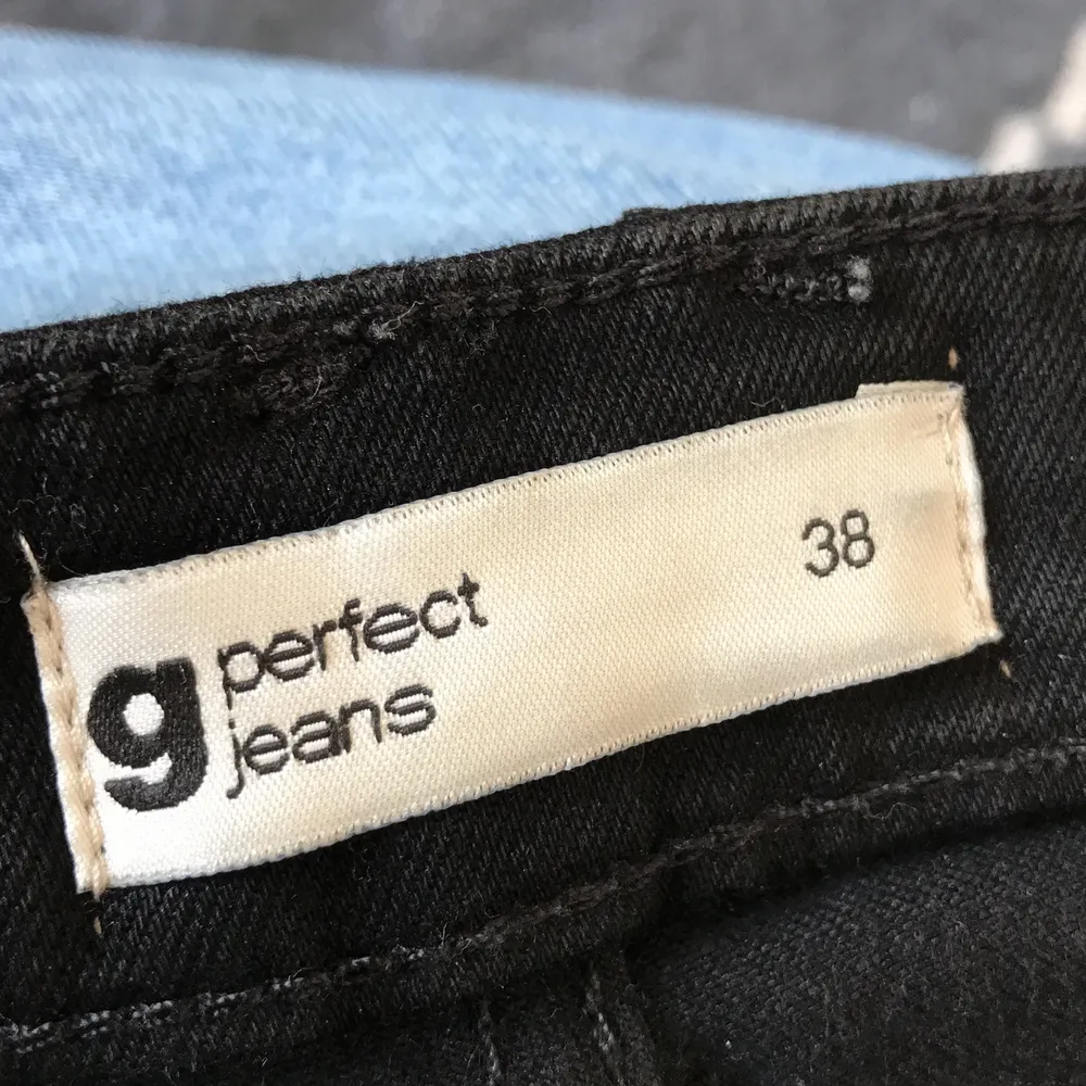 Ett par snygga jeans från Gina. Vid frågor eller funderingar kontakta mig gärna. Säljer den eftersom den inte passar mig. . Jeans & Byxor.