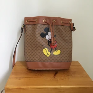 Exclusive Disney x Gucci GG small bucket bag Mickey Mouse - Äkta supersöt väska från Gucci med Musse Pigg. Helt oanvänd, har fått den från min moster men aldrig använt den. Nypris 1,690€ vilket motsvarar ca 17382 kr. Har inte kvitto, därav priset.💕