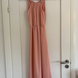 Fin aprikos färgad klänning - Som ny använd 1 gång stl 152 
