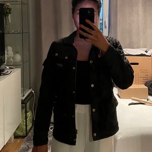 Barbour jacka  - Köpt den i barbours egna butik på NK i Göteborg. Är i bra skick. Barnstorlek. Nypris 2500kr