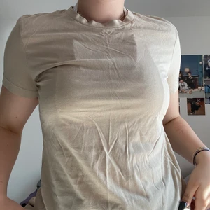 Bikbok t-shirt - Du står för frakten☺️ tajt sittande t-shirt från bikbok