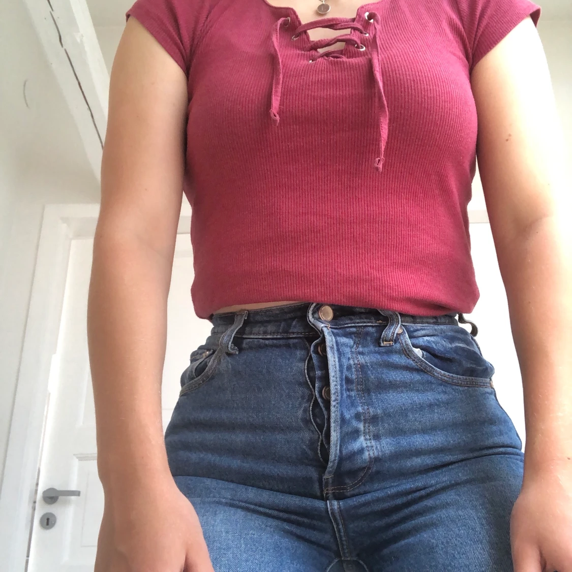 En röd topp med knutna detaljer. S/36