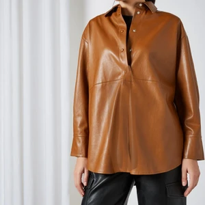 Faux leather shirt - Fuskläderskjorta. Som ny. Camel färg. 