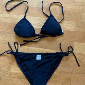 Svart trekantsbikini - Svart bikini man kan knyta från Stadium 