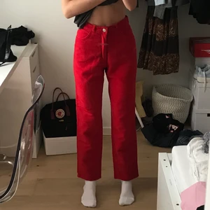 Röda Byxor - Supersnygga röda byxor, barnstorlek 152 men passar mig som vanligtvis har XS (är 158cm och 61cm i midjan)!🥰 kan hämtas i slussen eller postas!