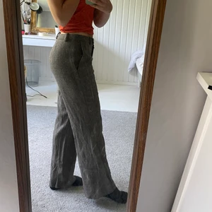 Kostymbyxor - Ett par bruna/gråa kostymbyxor som tyvärr inte kommer till användning. De är strl 34 men passar 36 också, passar mig i längden som är 165💕 De är raka och i ett ull material. 
