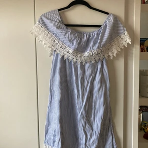 Blåvit strandklänning - Snygg strandklänning som jag köpte i Kroatien för något år sedan, därför inget märke. Tyvärr har jag vuxit ur den men jag vill att någon annan ska få glädje av den tex på stranden eller eftermiddagen efter. Passar perfekt över bikini etc