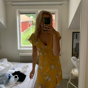 Klänning strl xs - Säljer denna klänning i strl xs! Såååå fin med slits nertill! Köpt i polen👍😁