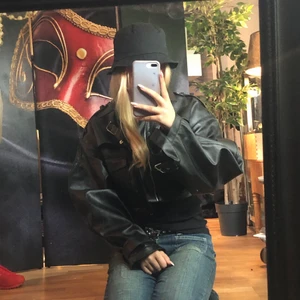 Na-kd skinnjacka kort bikermodell - Helt ny na-kd skinnjacka köpte på secondhand med prislappen kvar (sitter inte kvar nu) har aldrig använt den då den sitter för stort på mig. Buda