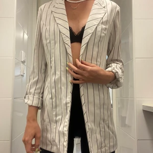 KAVAJ - vit&grå kavaj i Stl 34. Använd en gång, felfri. 