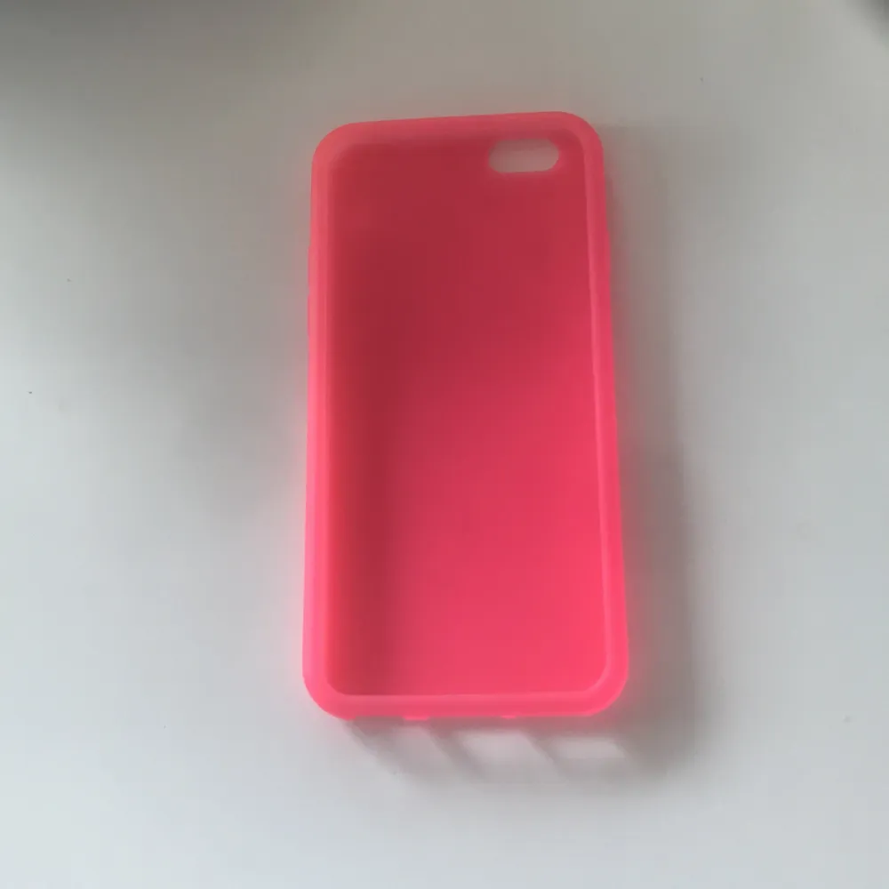 Ett neon rosa skal för IPhone 6, har ett litet bläck märke som knappt syns. Har använt 3 gånger! Lite genomskinligt så man ser apple märket!. Övrigt.