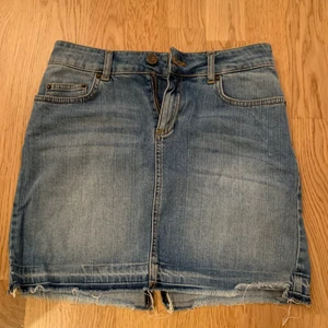 Lexington kjol - En superfin blå jeanskjol från Lexington. Kjolen är i storlek S och är mycket sparsamt använd! 