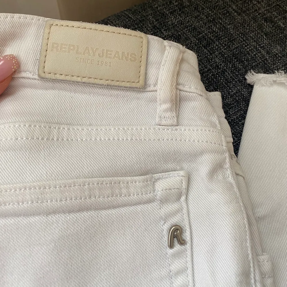 Säljer dessa vita lågmidjade jeans från replay! Galet snygga men tyvärr för små! 🥰. Jeans & Byxor.