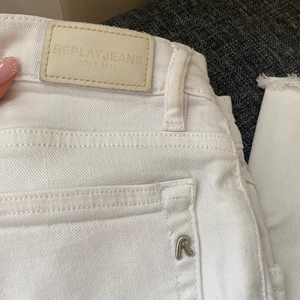Vita Replay jeans  - Säljer dessa vita lågmidjade jeans från replay! Galet snygga men tyvärr för små! 🥰