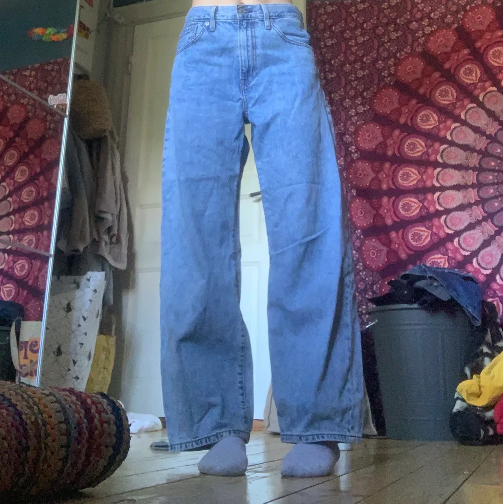 Skitsnygga ljusa levi”s jeans som passar perfekt till sommarn! Säljer de bara för jag inte använder dem tillräckligt mycket för att ha kvar. Jag är 171 cm!. Jeans & Byxor.