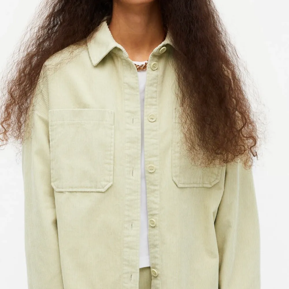ALDRIG ANVÄND! Säljer denna manchesterskjorta/jacka från Monki i storlek M! Var inte riktigt min stil så har aldrig använt den, prislappen är kvar. Nypris 350kr ✨. Jackor.