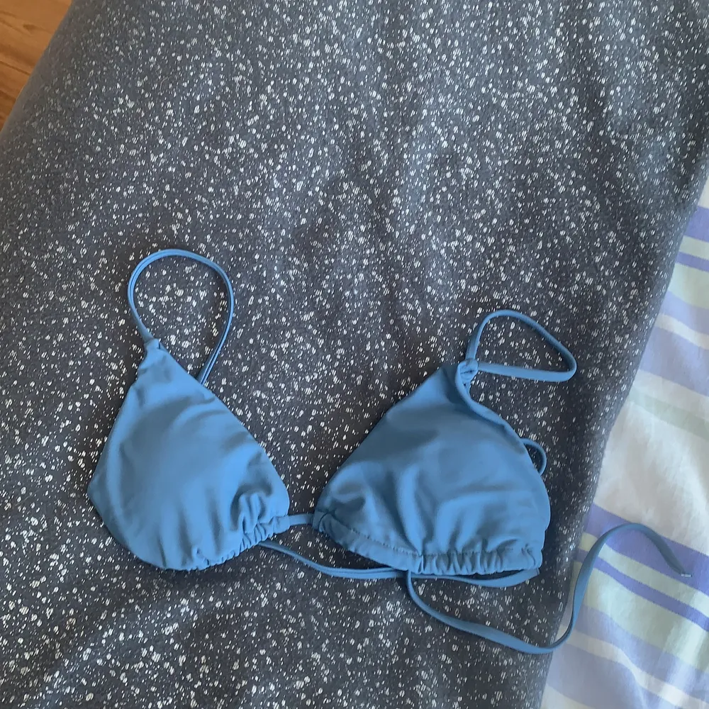 jag säljer denna fina blåa bikini som är ifrån shein, då jag inte kommer använda denna. Storlek L men skulle säga att toppen är en M & underdelarna L. Skicka vid frågor ( endast testad, skyddsplatset är kvar) frakt tillkommer.. Övrigt.