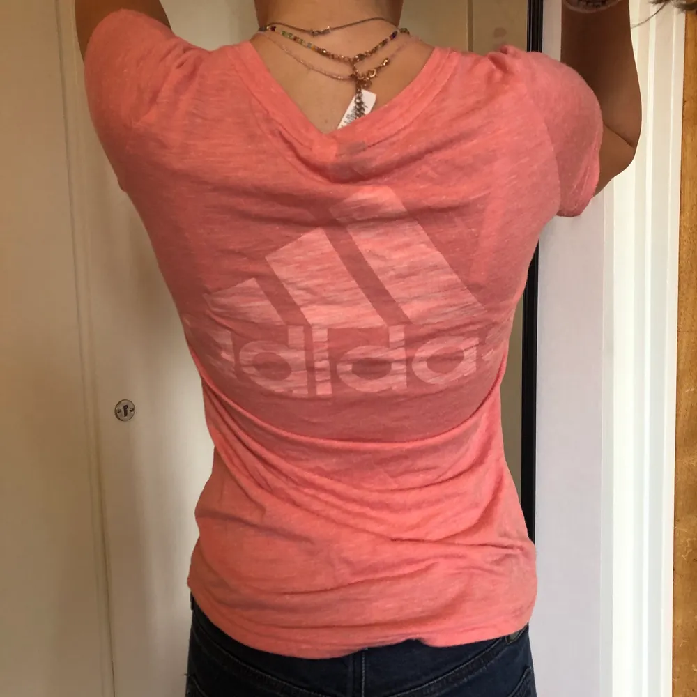 Rosa adidas tröja med genomskinligt tryck på ryggen.  Jag fick den  i födelsedagspresent men har bara använt någon enstaka gång 🌸. T-shirts.