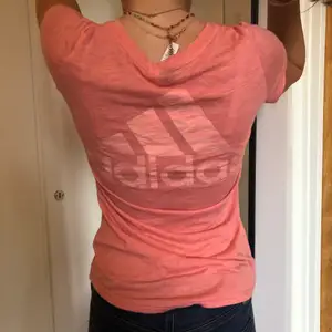 Rosa adidas tröja med genomskinligt tryck på ryggen.  Jag fick den  i födelsedagspresent men har bara använt någon enstaka gång 🌸