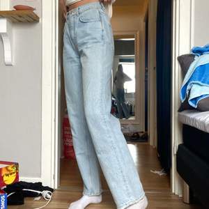 Ett par superfina högmidjade jeans från Gina Tricot. Hyfsat långa på mig som är 178cm. Använda men i gott skick! Köpare står för frakt! 💛