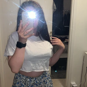 Bikbok - En vit kort tröja