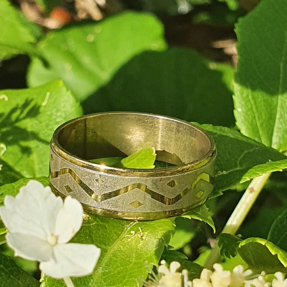 Guld och silver ring av rostfritt stål, storlek 20, diameter 18mm, den färgar inte av eller gör dina fingrar gröna eftersom de är gord av stål.. Accessoarer.