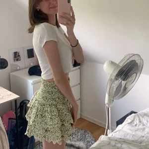 Volangkjol - Men titta så snygg🤩helt slutsåld på zara och jag får själv inte användning av den! Säljer vid bra bud💗💗