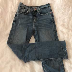 Skitsnygga croppade ”relaxed” jeans från zara. Säljer pga för små