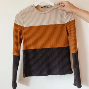 Färgad topp - Fin passform. 