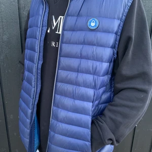 Sail racing väst blå i storlek L - Köpt för 1800kr men säljer den för 800kr. Den är väldigt skön nu till sommarkvällar. Den är väldigt unik och bra kvalite. Använd ett par gånger men säljer den för att den är för stor 