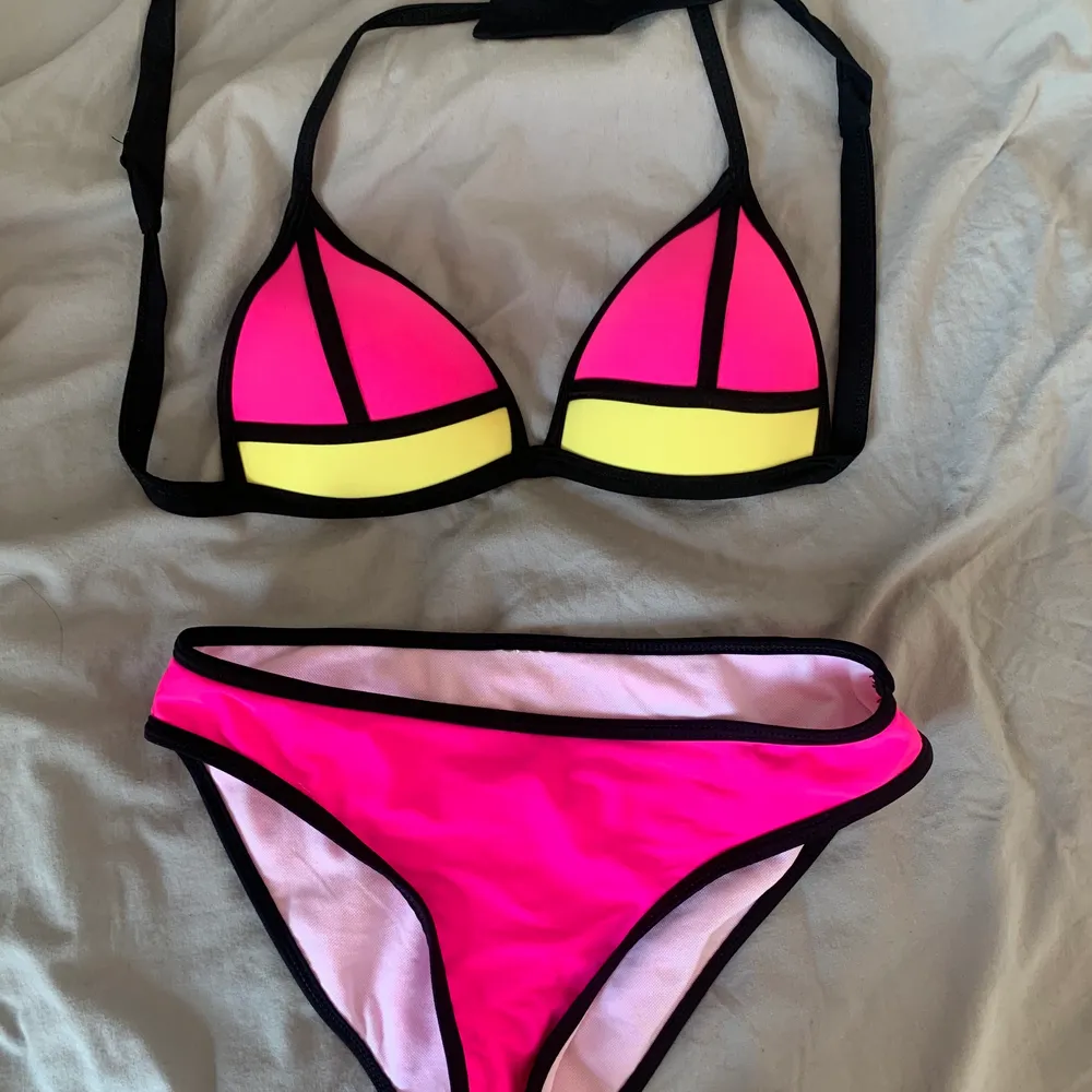 Neon färgad as cool bikini som är sparsamt använd och inga slitage och nytvättad, allt postas med spårbar frakt upp till 66kr genom PostNord appen :) allt sker via Swish 💓 pris kan diskuteras . Övrigt.